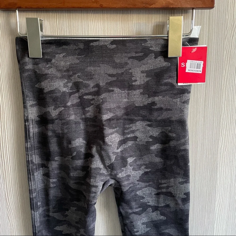NWT SPANX Look at Me Now Seamless Camo Leggings Size: small (2-4)